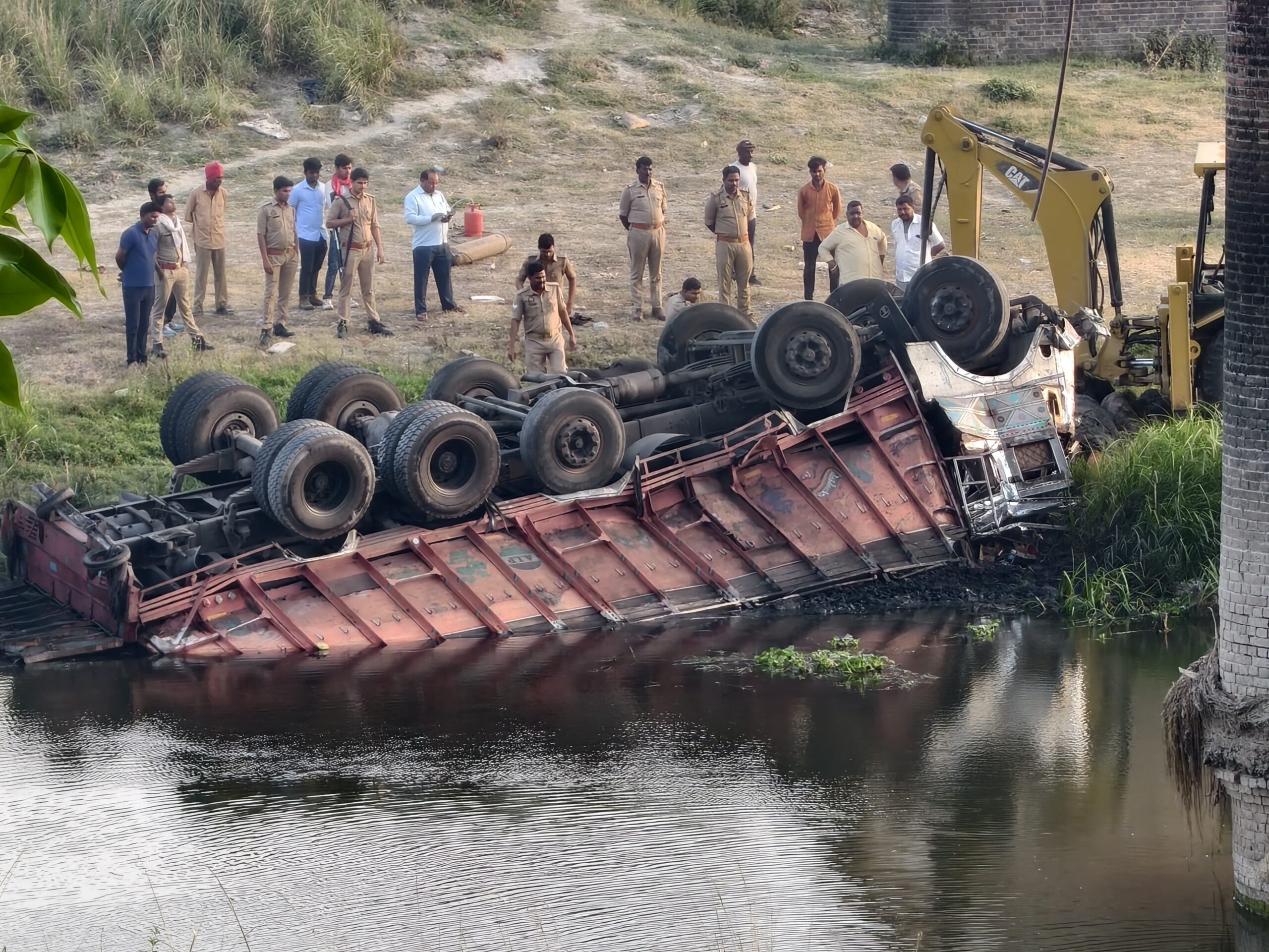 टोस नदी पुल से नीचे गिरा कोयला लदा ट्रक, खलासी की मौत, चालक गंभीर घायल